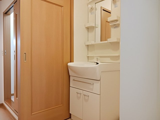 ウエスト・モンターニュＡの洗面所|ゆったりとスペースのある洗面所