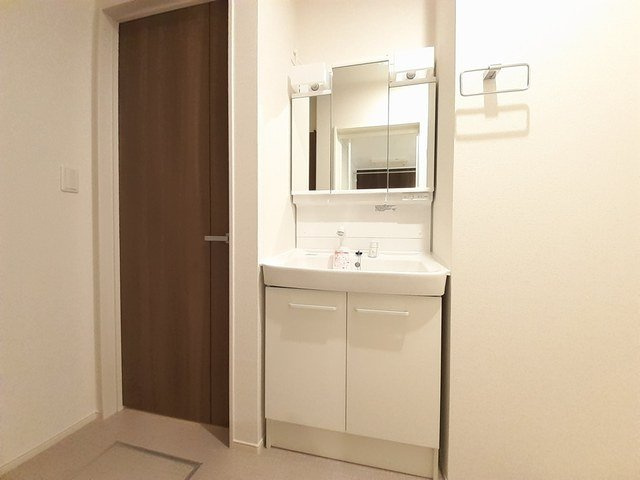 シーサイド・ヴィラⅢの洗面所|明るい洗面所です