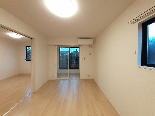 シーサイド・ヴィラⅢの居間・リビング|こちらの居間で趣味の時間をお楽しみください