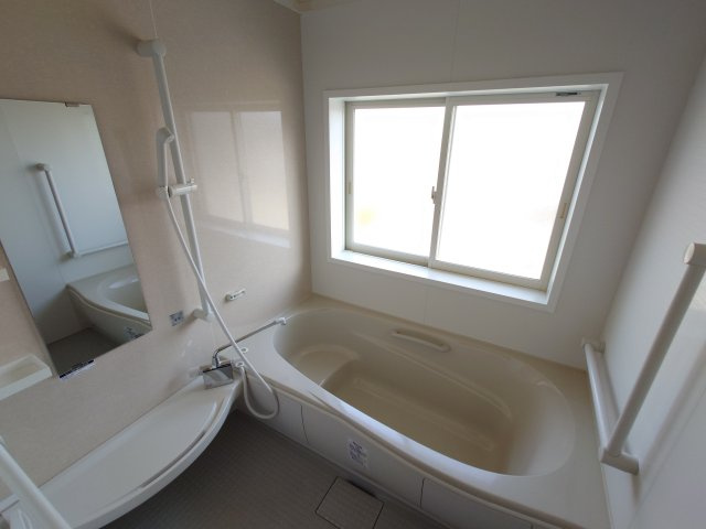 婦中町高日附貸家の浴室|コンパクトで使いやすいお風呂です