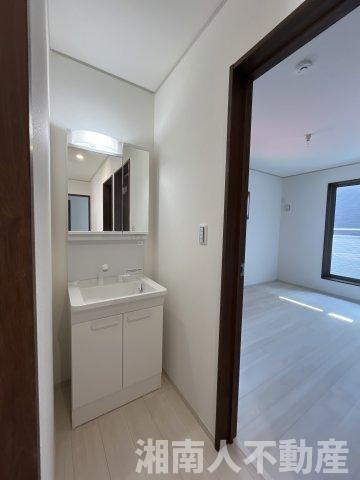 平塚市平塚３丁目　未入居住宅　の独立洗面台|朝の身支度には欠かせない独立洗面化粧台