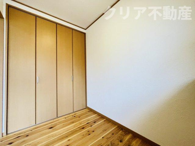 【洋室】 | 前橋市六供町　中古住宅　勾配天井の明るいリビング