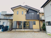 前橋市六供町　中古住宅　勾配天井の明るいリビングの画像