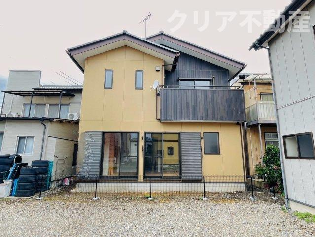 【外観】 | 前橋市六供町　中古住宅　勾配天井の明るいリビング
