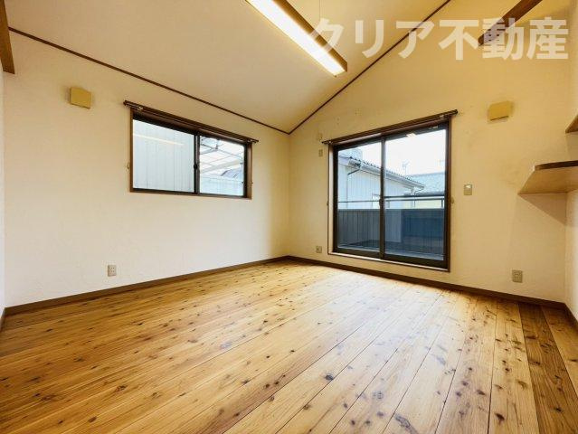 【居間・リビング】 | 前橋市六供町　中古住宅　勾配天井の明るいリビング