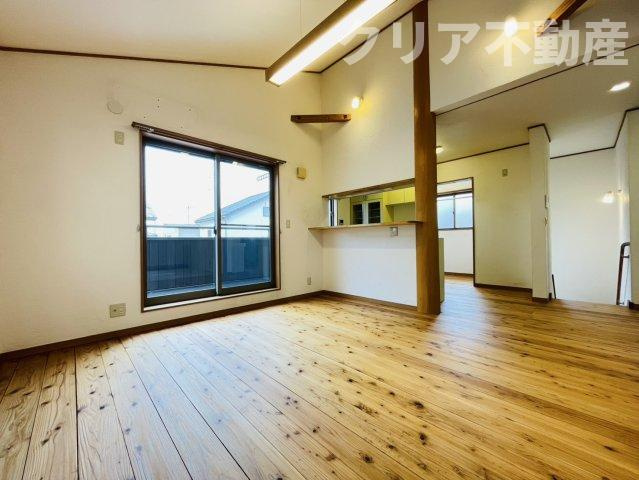 【居間・リビング】 | 前橋市六供町　中古住宅　勾配天井の明るいリビング