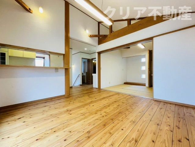 【内装】 | 前橋市六供町　中古住宅　勾配天井の明るいリビング