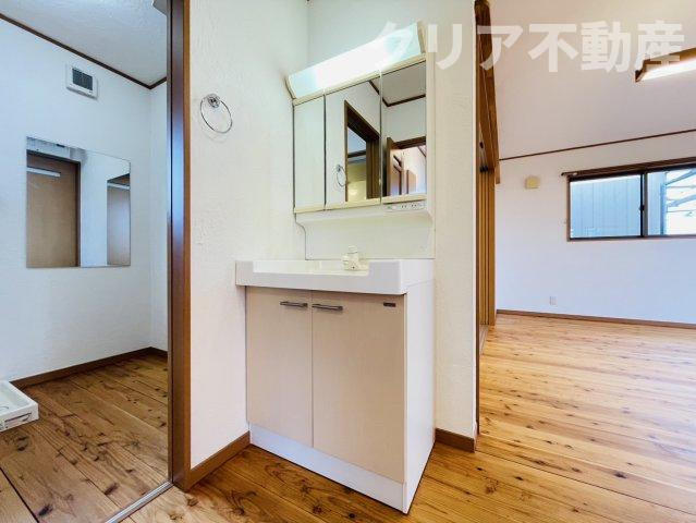 【洗面所】 | 前橋市六供町　中古住宅　勾配天井の明るいリビング | 2F