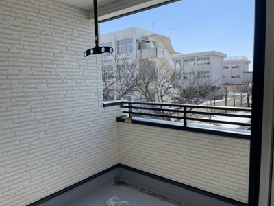 【バルコニー】 | 河北町谷地【建売住宅】1号棟 | 洗濯は外干ししたいけど、外の目やお天気が気になる方注目です。
