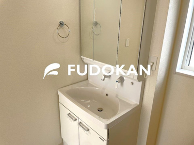 【独立洗面台】 | 河北町谷地【建売住宅】1号棟 | 三面鏡の洗面台は、スタイリッシュなだけでなく収納力もあります。