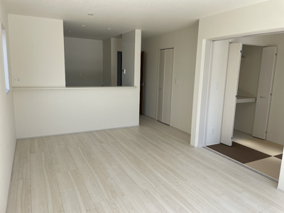 【居間・リビング】 | 河北町谷地【建売住宅】1号棟 | リビングは広々です。家族の団欒の場として家庭を包みます。