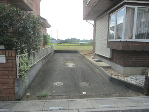 鴻巣市常光　中古住宅の前面道路含む現地写真
