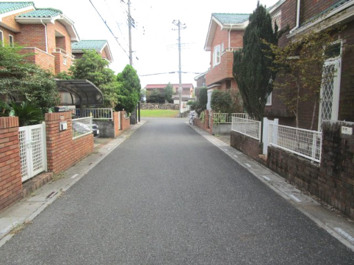 鴻巣市常光　中古住宅の前面道路含む現地写真