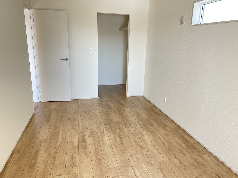 河北町谷地【建売住宅】2号棟の寝室|大きいベットを置いてもスペースの取れる寝室です。