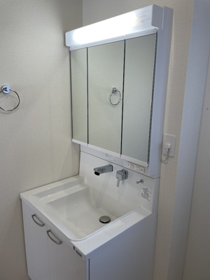 【独立洗面台】 | 河北町谷地【建売住宅】2号棟 | 三面鏡の洗面台は、スタイリッシュなだけでなく収納力もあります。