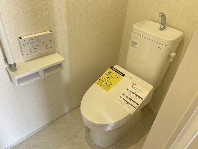 河北町谷地【建売住宅】2号棟のトイレ|節水タイプのトイレは水道代の節約に繋がります。