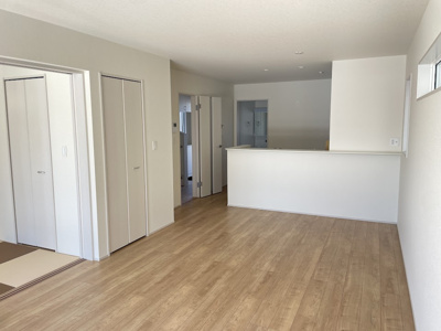 【居間・リビング】 | 河北町谷地【建売住宅】2号棟 | リビングは広々です。家族の団欒の場として家庭を包みます。