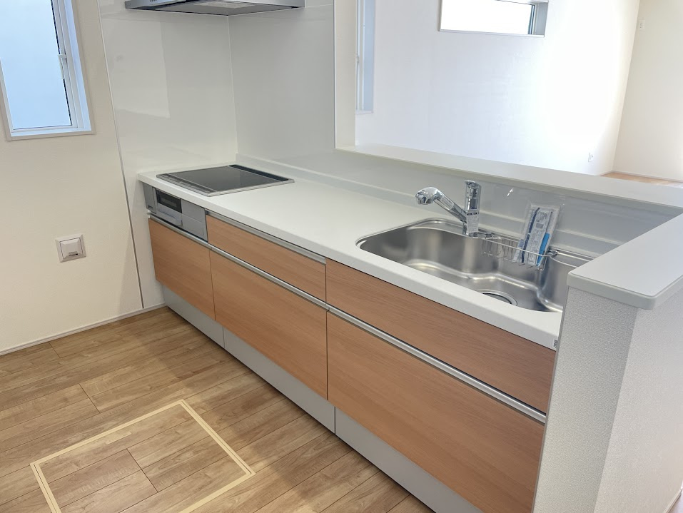 河北町谷地【建売住宅】2号棟のキッチン|広々ワイドなキッチンは料理がしやすく快適です。