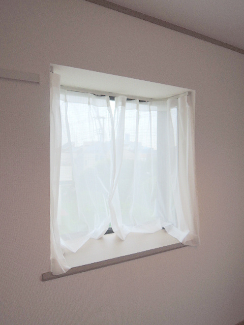 ヒルクレストの内装|出窓、こちらも目の前抜けてます