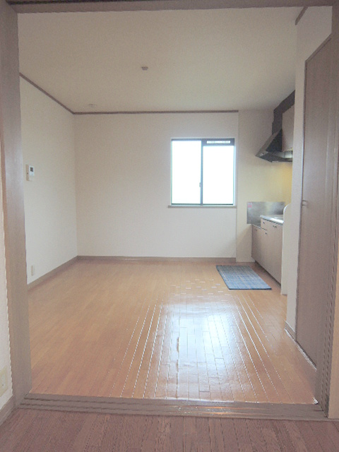 ヒルクレストの居間・リビング|キッチン窓付きリビング