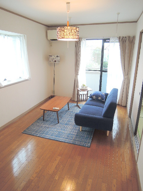 ヒルクレストの居間・リビング|2面採光の洋室