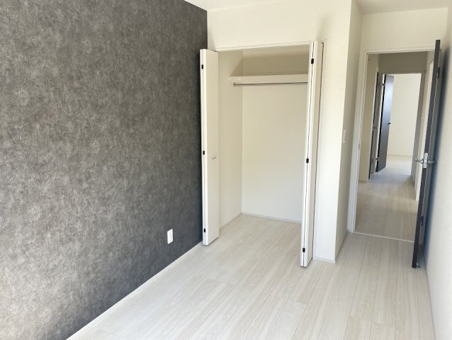 河北町谷地【建売住宅】3号棟の寝室|大きいベットを置いてもスペースの取れる寝室です。