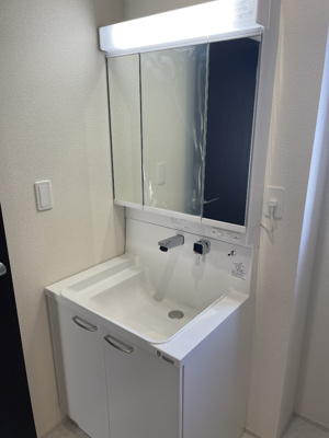 【独立洗面台】 | 河北町谷地【建売住宅】3号棟 | 三面鏡の洗面台は、スタイリッシュなだけでなく収納力もあります。