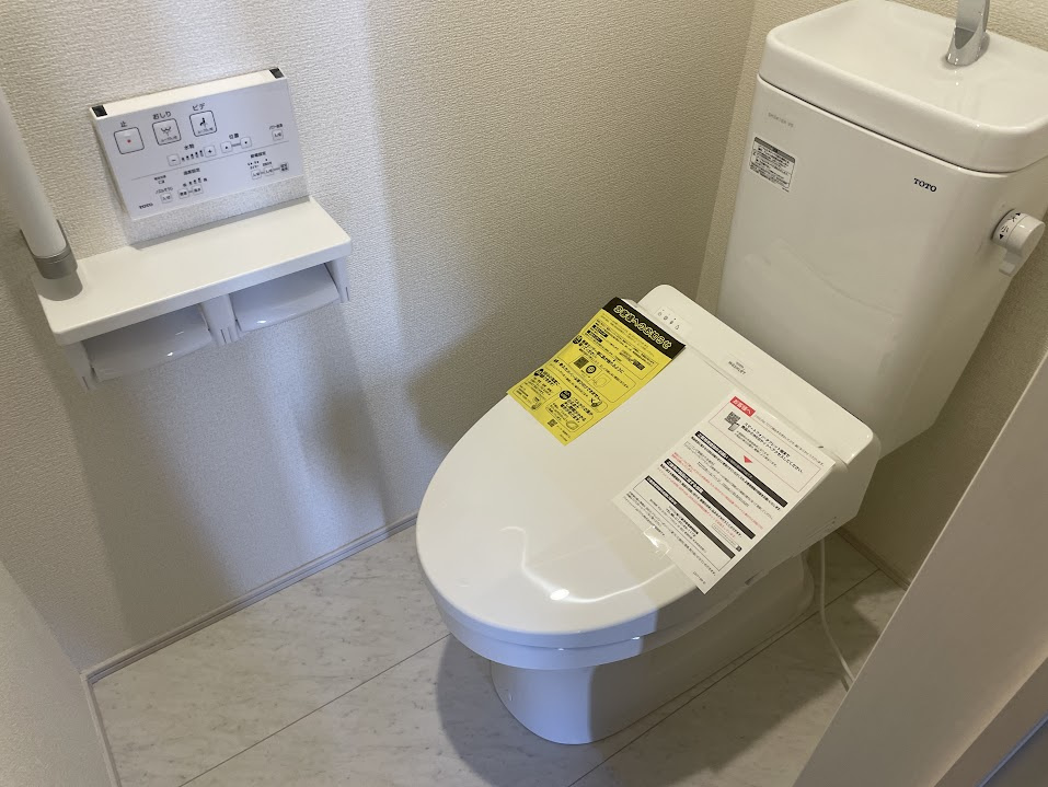 河北町谷地【建売住宅】3号棟のトイレ|節水タイプのトイレは水道代の節約に繋がります。