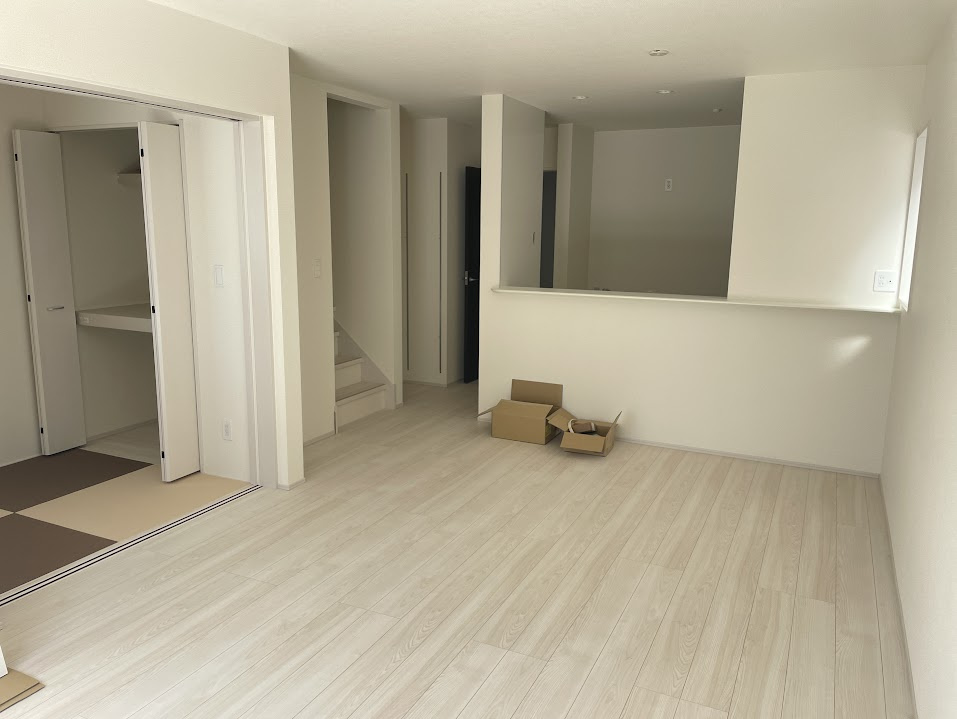 河北町谷地【建売住宅】3号棟の居間・リビング|リビングは広々です。家族の団欒の場として家庭を包みます。