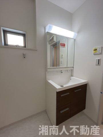 平塚市平塚３丁目　新築戸建の独立洗面台|独立洗面台で身支度をすべて済ませてしまいましょう