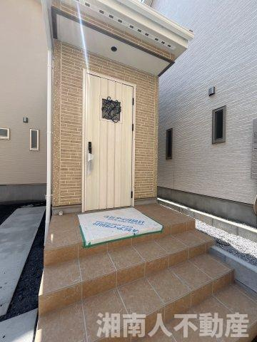 平塚市平塚３丁目　新築戸建の玄関|ゆったりとした玄関です