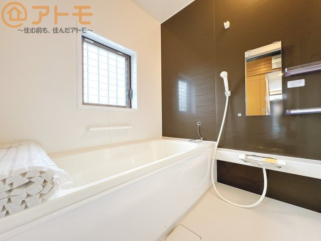 【浴室】 | 駿河区中吉田　中古戸建　全1棟 | 浴室は落ち着いた色のパネルでゆったりと過ごせる空間です。お風呂で一日の疲れを癒しましょう♪