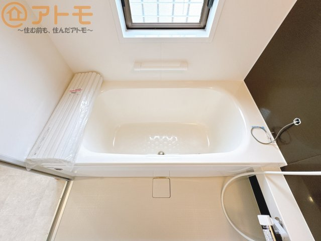 【浴室】 | 駿河区中吉田　中古戸建　全1棟 | 脚を伸ばしてリフレッシュ♪広々湯舟でお湯に浸かれば疲労回復効果につながります♪