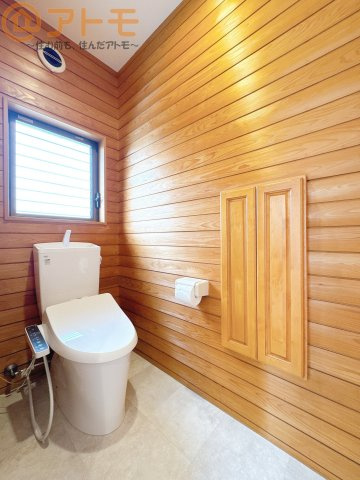 【トイレ】 | 駿河区中吉田　中古戸建　全1棟 | 年代を問わず使いやすい洗浄機能付きのトイレ♪肌への負担をも減らせるのでお子様の敏感なお肌も安心！