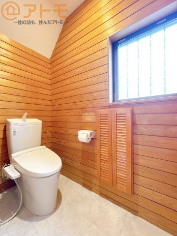 【トイレ】 | 駿河区中吉田　中古戸建　全1棟 | 窓もあって換気もしっかりできる清潔感のあるトイレです♪