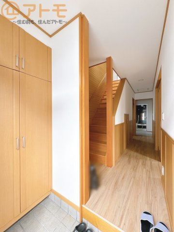 【玄関】 | 駿河区中吉田　中古戸建　全1棟 | 玄関は収納付きで使い勝手良好♪見た目もすっきり♪