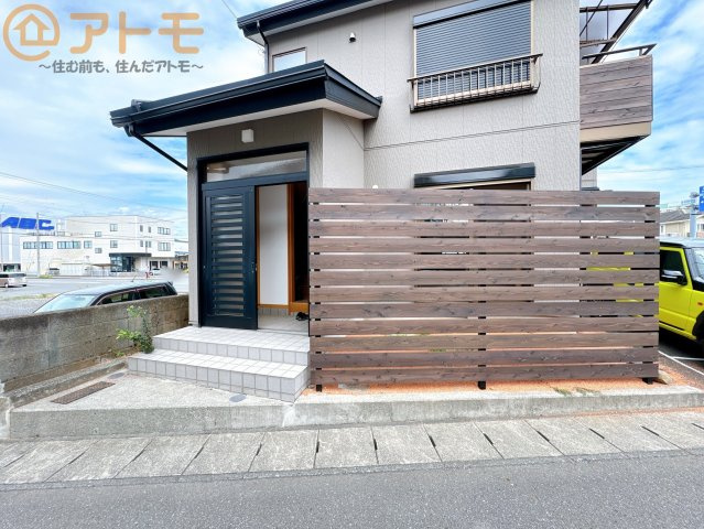 【玄関】 | 駿河区中吉田　中古戸建　全1棟 | 落ち着いた色合いの玄関は防犯性に優れた仕様になっています♪