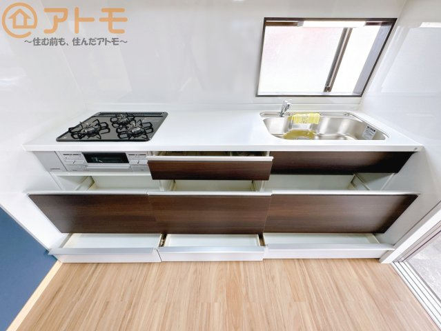 【キッチン】 | 駿河区中吉田　中古戸建　全1棟 | 大容量システムキッチン♪お料理スペースやシンク広々！毎日の家事をしっかりサポート♪