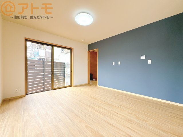 【居間・リビング】 | 駿河区中吉田　中古戸建　全1棟 | 日当たりのよいリビングは、一年を通してぽかぽかとしています。家族が自然と集まる空間になりそうですね♪