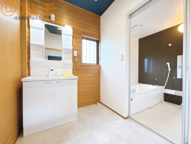 【独立洗面台】 | 駿河区中吉田　中古戸建　全1棟 | シャワータイプの洗面台は、洗濯物の土汚れなどの予洗いもしやすいため、お子様のいるご家庭でも大活躍！