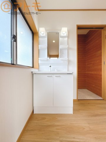 【独立洗面台】 | 駿河区中吉田　中古戸建　全1棟 | 収納になっているため、スッキリとした洗面台を保つことができます♪