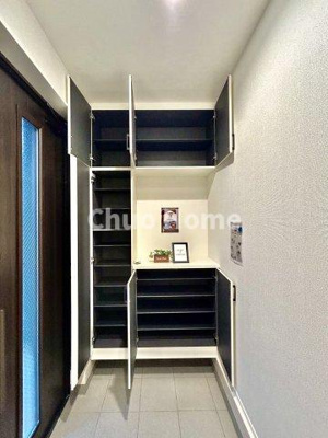 【玄関】 | 葛飾区西水元2丁目新築分譲住宅 | 【玄関】玄関には大型のシューズクローゼットを設置しておりますのでいつでもスッキリりとした空間を保てます。玄関周りを清潔に使うのはとても大事なことですよね。