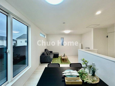 【ダイニング】 | 葛飾区西水元2丁目新築分譲住宅 | 【ダイニング】忙しい朝でも、しっかり家族が揃って食事をして頂けるゆとりある大きさのダイニングスペース。奥様が作る手料理をカウンター越しに受けとって頂き、テーブルで囲む素敵な時間を存分に愉しんで下さい。