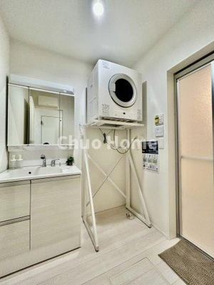 【ランドリースペース】 | 葛飾区西水元2丁目新築分譲住宅 | 【ランドリースペース】担当者がスケールを持ち歩いておりますので、ご見学時には現在お使いの洗濯機などがきちんと収まるかなどもチェックして下さい。見学前に測っておくと非常に便利だと思います。