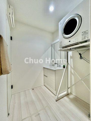 【脱衣所】 | 葛飾区西水元2丁目新築分譲住宅 | 【洗面所】明るい洗面所は朝をすっきりさせてくれる空間です。バタバタしている忙しい朝でも収納が多い洗面台では短い時間で効率良く支度ができます。