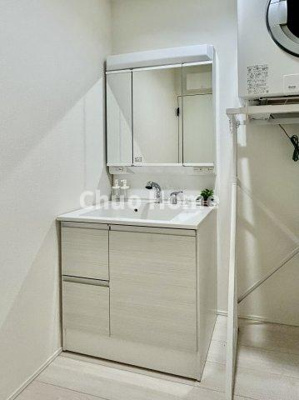 【独立洗面台】 | 葛飾区西水元2丁目新築分譲住宅 | 【洗面化粧台】洗面化粧台には三面鏡を採用。身だしなみを整えやすい事はもちろんですが、鏡の後ろに収納スペースを設ける事により、散らかりやすい洗面スペースをすっきりさせる事が出来るのも嬉しいですね