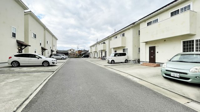 ル・クレール南田宮Aの駐車場
