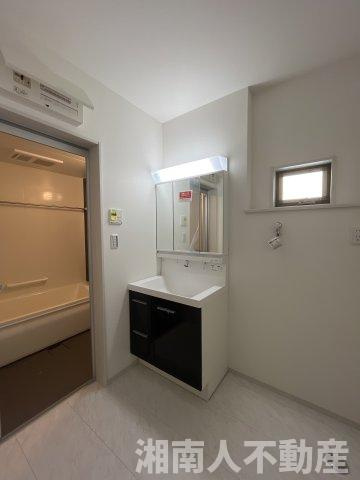 平塚市平塚３丁目　新築戸建の独立洗面台|独立洗面台あり、毎朝おしゃれに忙しい女性の方におすすめです