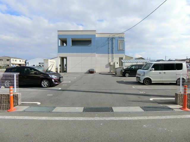 メゾン　ド　グラティアの駐車場