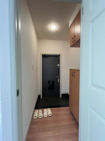 キャピタル旗ヶ崎の玄関